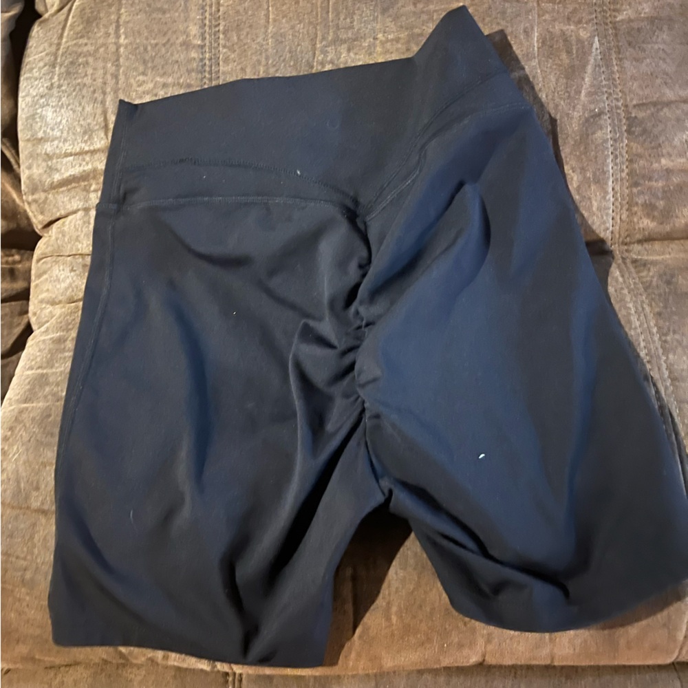 HALARA Black High-Rise Scrunch Bike Shorts - Picture 4 of 5